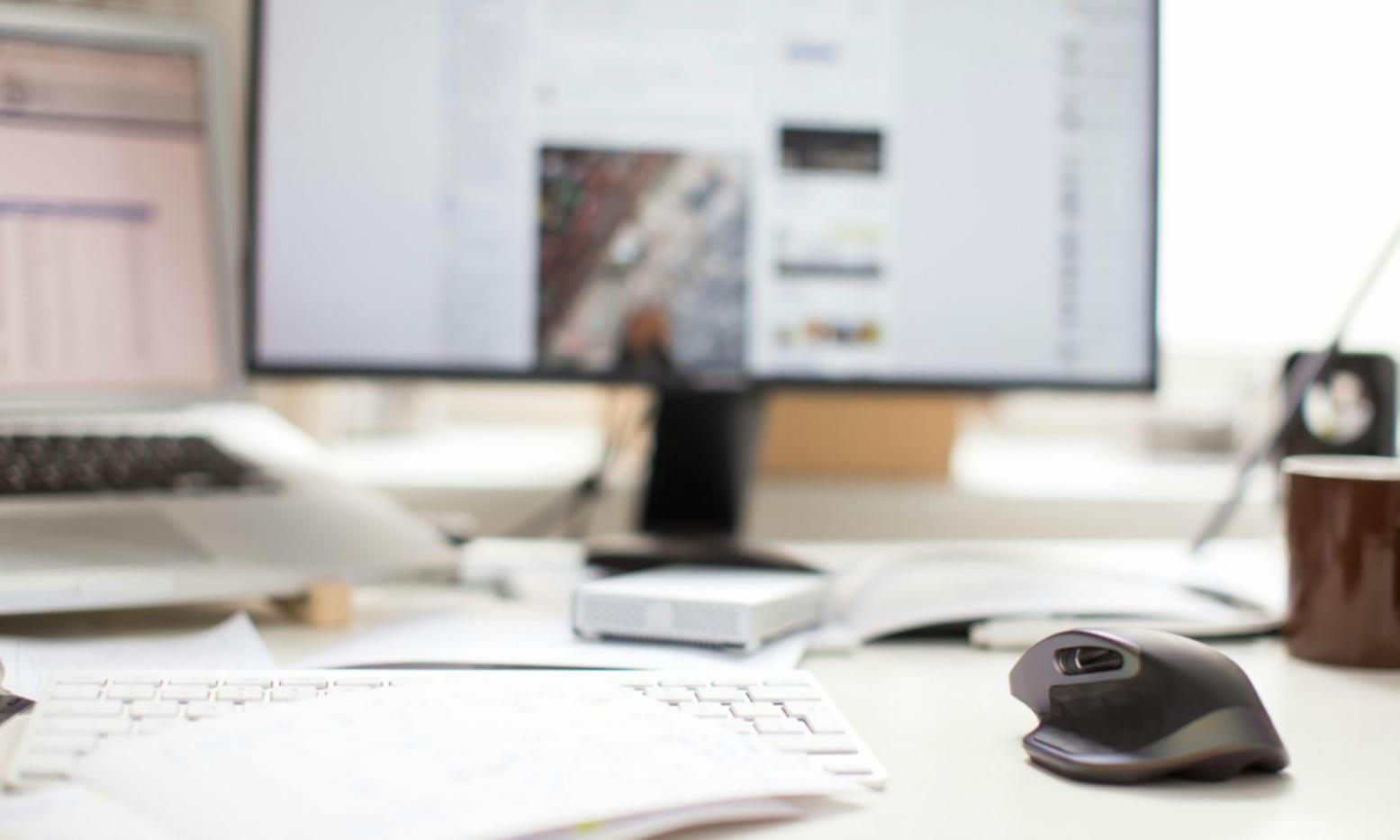 Estudiantes practicando con casos reales de presupuestos empresariales