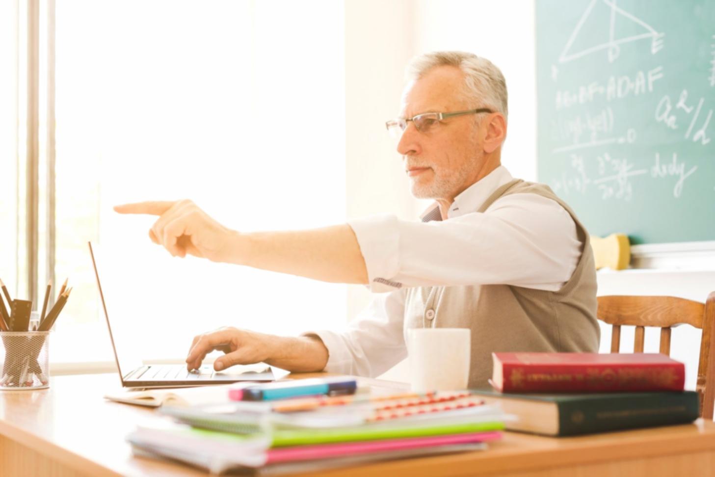 Equipo de syralithos trabajando en análisis financiero con documentos y calculadoras